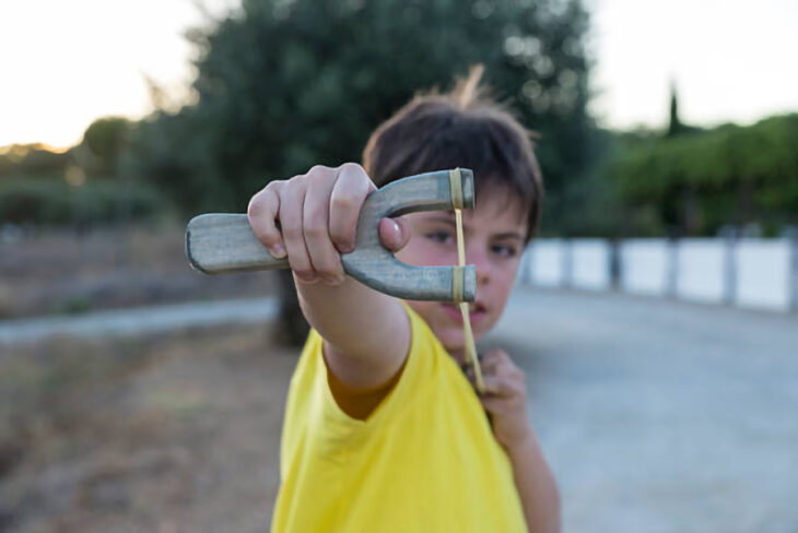 Niño con resortera