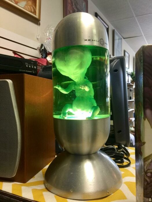 lampara de alien en tienda de segunda mano