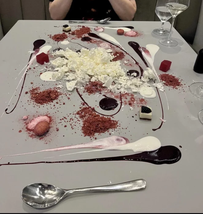 Postre pintado en la mesa