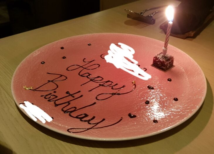 Pastel de cumpleaños gratuito en u nrestaurante de lujo