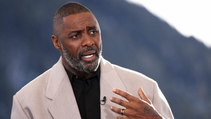 Idris Elba traje gris