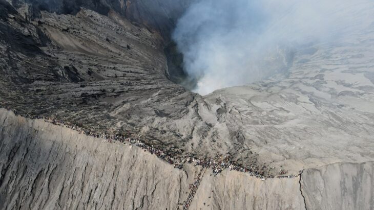 Personas escalando el volcán