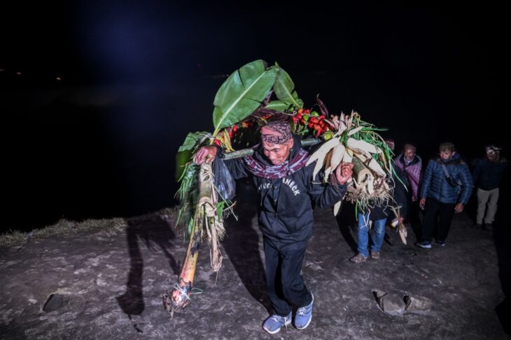 Personas llevando la ofrenda