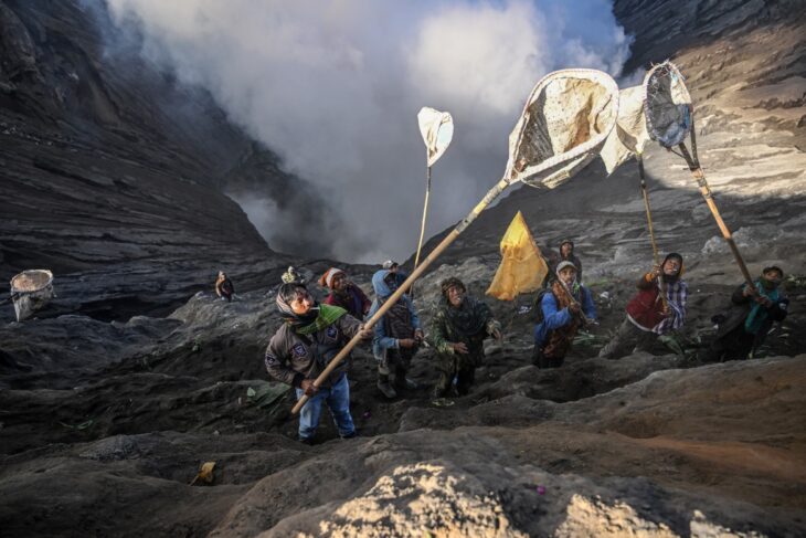 Personas con redes en el volcán