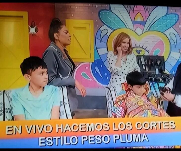 Noticiero con programa donde hacen cortes de Peso Pluma