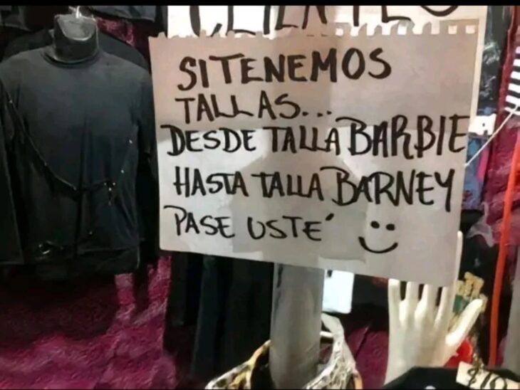 Anuncio sobre las tallas en un tienda