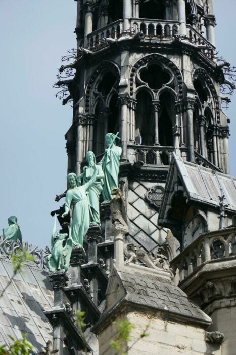 Las estatuas de los Doce Apóstoles y los cuatro Evangelistas Notre Dame