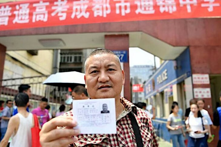 Liang Shi mostrando su credencial para presentar examen estudiando para su Gaokao 