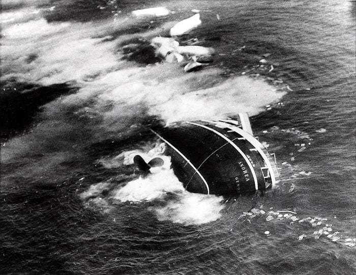 Momentos finales del transatlántico Andrea Doria (1956)