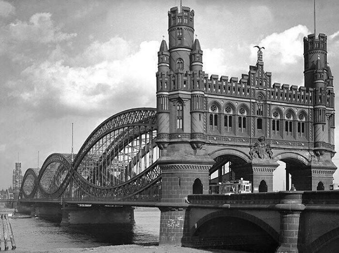 The original Neue Elbbrücke Bridge from 1887-1959
