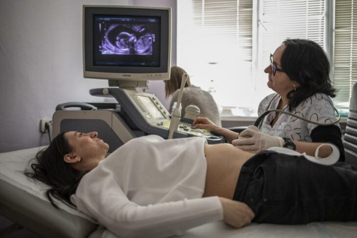 Mujer en ultrasonido