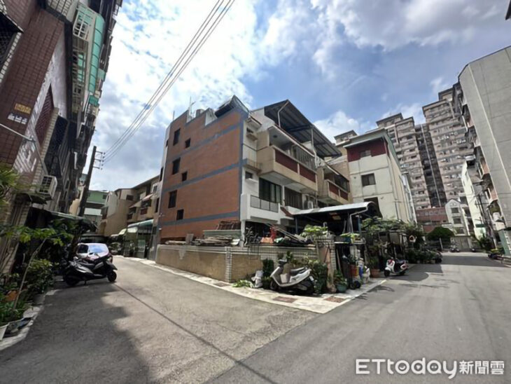 Estacionó coches en la azotea