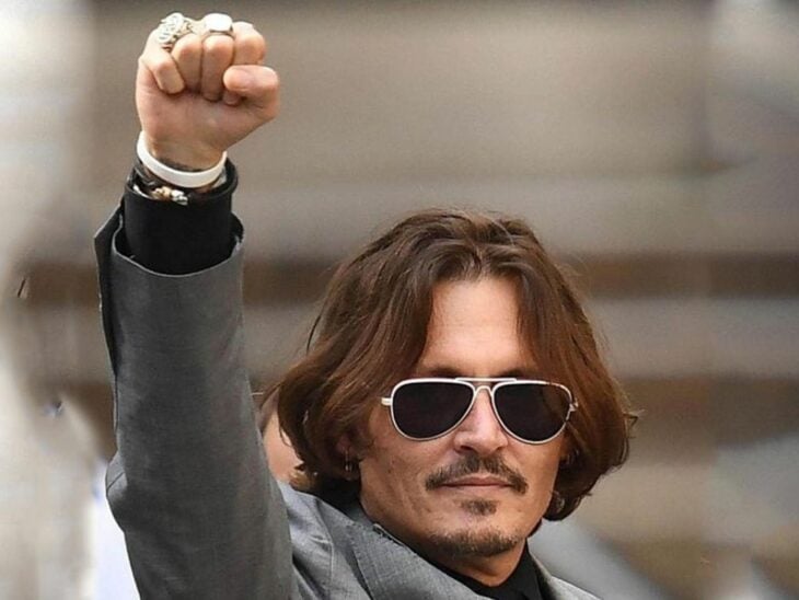Johnny Depp levanta el puño como símbolo de victoria 