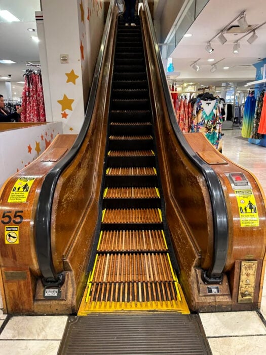 Escaleras eléctricas con madera