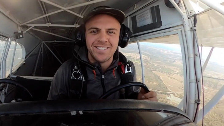 Trevor en un avión