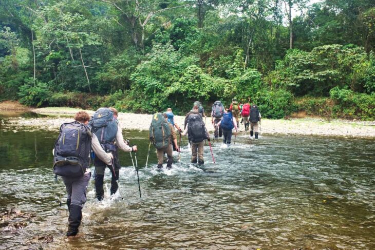 Turistas atravesando ríos